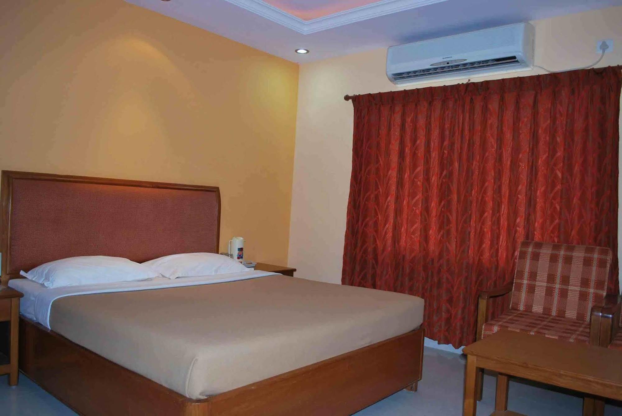 The Chakrie Residency Hotel Tirupati Exteriör bild